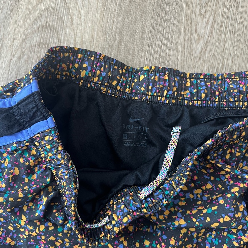 NIKE DRI-FIT TEMPO ICON CLASH RUNNING SHORTS Women's Lavender/Gold/Black - Picture 3 of 5